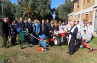 Un trattore ed altre macchine agricole  fornite dalla Provincia all'Istituto Professionale per l'Agricoltura di Rosarno